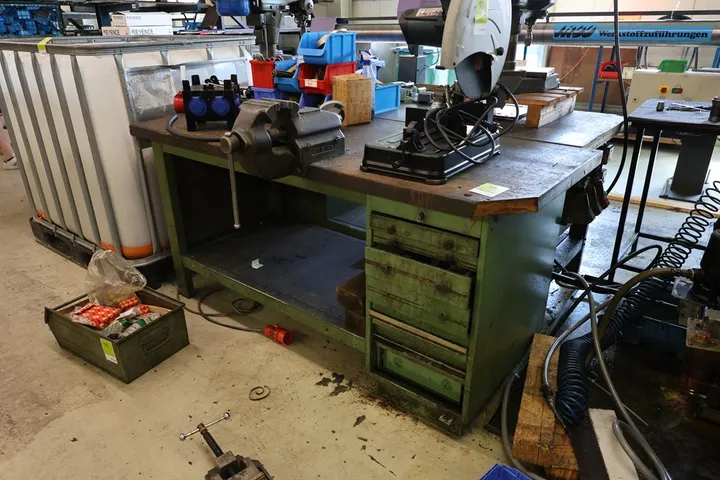 1 x Werkbank Maße: 180 x 75 x 85 cm